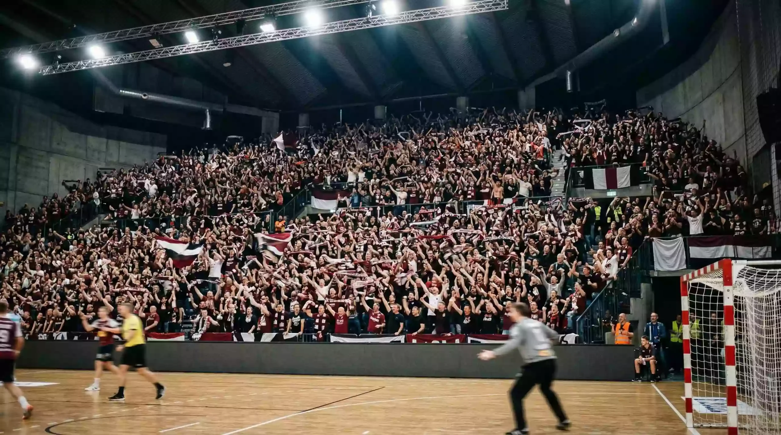 Handball-Halle mit lautstarkem Heimpublikum während eines Champions-League-Spiels